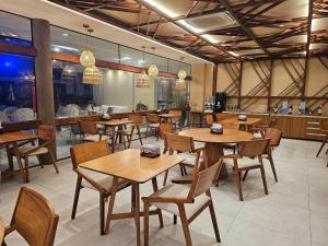 Restaurace v ubytování Flat luxo com varanda gourmet no Makia Resort em Muro Alto 4 pessoas