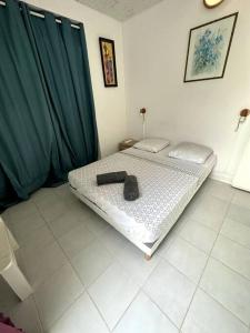Postel nebo postele na pokoji v ubytování Maison authentique à 300m de la plage