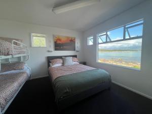 Postel nebo postele na pokoji v ubytování Kaikoura Seaside lodge