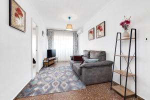 Una sala de estar con un sofá y un televisor. en Comfortable apartment with Wi-Fi, en Alicante