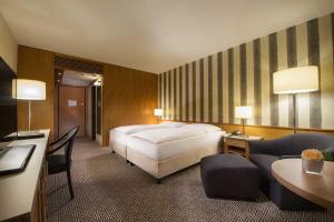 Uma cama ou camas num quarto em Maritim Hotel Stuttgart