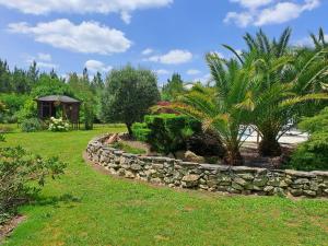 Κήπος έξω από το DOMAINE LARBUT