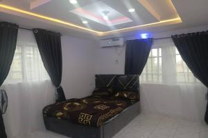 DBaLoGuN's HoMe ABEOKUTA- NEAR PANSEKE的休息区