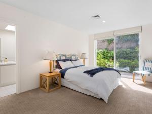 En eller flere senge i et værelse på Fishermans Beach Cliff Top