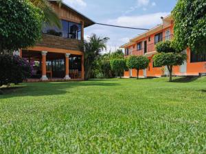 an empty yard in front of a building at Hotel Quinta Ventura, Ixtapan de la sal in Ixtapan de la Sal