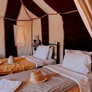 Postel nebo postele na pokoji v ubytování Authentic Desert Luxury Camp + 37 fotografií