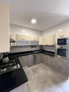 Кухня или мини-кухня в Luxury 3-Bedroom, 3-Bathroom Apartment with Pool

