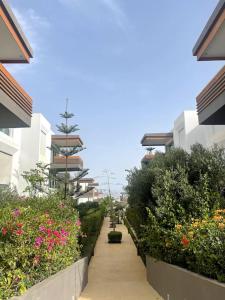 Сад в Luxury 3-Bedroom, 3-Bathroom Apartment with Pool