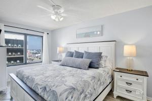 Ένα ή περισσότερα κρεβάτια σε δωμάτιο στο Condo on the Beach- walk to restaurants, shops and activities. +18 φωτογραφίες