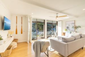 Posezení v ubytování Villa Ellisa 4 beautiful unit with beautiful water views at Little Beach