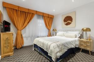 een slaapkamer met een bed en een raam bij Westminster Classic Massionette in Londen