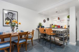 een keuken en eetkamer met een tafel en stoelen bij Westminster Classic Massionette in Londen