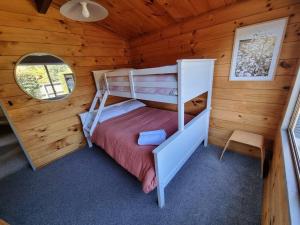 Postel nebo postele na pokoji v ubytování Redwood Hub