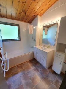 Koupelna v ubytování Redwood Hub + 8 fotografií