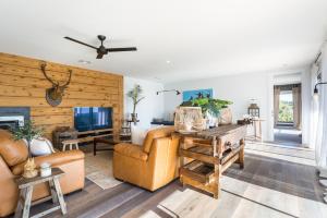 Χώρος καθιστικού στο Red Hill Ridgeview Luxury Retreat +4 φωτογραφίες