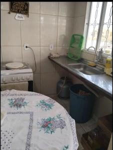una cucina con un lavandino e un tavolo con un asciugamano di RANCHO PISCINA LAGO - Corumba 4 a Alexânia Altre 10 foto