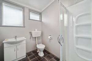 Koupelna v ubytování Mahoe Motel + 23 fotografií