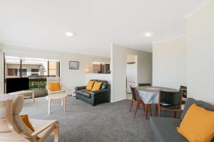 ゴールドコーストにあるTugun By The Beach Unit 1のソファとテーブルのあるリビングルーム