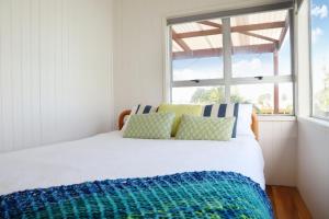 Postel nebo postele na pokoji v ubytování Hosts on the Coast Waihi Beach Home by the Sea