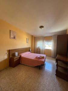 Ένα ή περισσότερα κρεβάτια σε δωμάτιο στο Hostal Pensión LA TORRE
