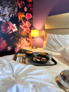 Uma cama ou camas num quarto em Tides Hotel