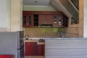 Η κουζίνα ή μικρή κουζίνα στο Griya Shanti Homestay