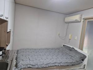 Voodi või voodid majutusasutuse Petit House toas