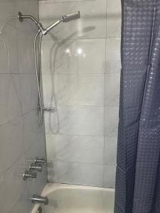 Koupelna v ubytování Oceanfront Condo w/ FREE Parking + High Speed Wifi