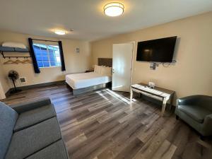 TV a/nebo společenská místnost v ubytování Coastal Inn and Suites