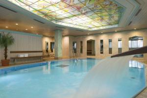 a swimming pool with a water fountain in a building at Maritim Hotel Stuttgart in Stuttgart