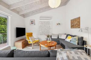 una sala de estar con un sofá y una mesa en Darlana House - BYO Linen, en Anglesea