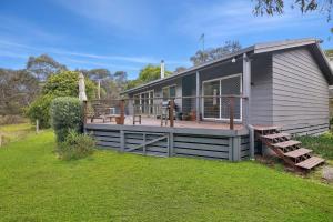 Una casa modular con una gran terraza con porche. en Darlana House - BYO Linen, en Anglesea