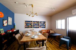 ein Esszimmer mit Tisch und Stühlen in der Unterkunft Board Game House Tokyo in Tokio