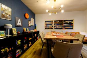 ein Esszimmer mit Tisch und Stühlen in der Unterkunft Board Game House Tokyo in Tokio