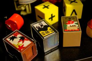 Eine Gruppe kleiner Schachteln steht auf einem Tisch. in der Unterkunft Board Game House Tokyo in Tokio + 69 Fotos