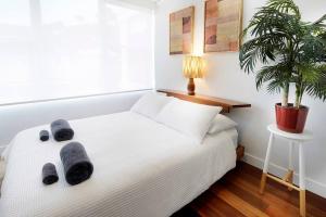 een slaapkamer met een bed met twee paar handdoeken erop bij Sensational St Kilda stay at Sunset Beach Tower in Melbourne +50 foto's