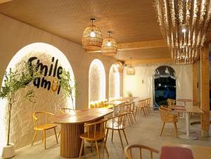 Restoran või mõni muu söögikoht majutusasutuses Smile Samui Chaweng Beach Front Resort