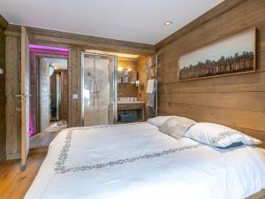 a bedroom with a large bed and a bathroom at Appartement élégant à Courchevel avec 3 chambres et service de conciergerie - FR-1-613A-12 in Courchevel