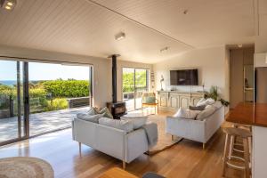 Posezení v ubytování Palm Beach Panorama, Palm Beach - Be My Guest Waiheke