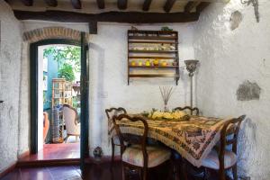 ein Esszimmer mit einem Tisch und Stühlen mit Obst darauf in der Unterkunft Casa Matilde in Mommio
