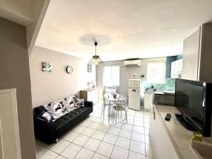 Kuchyň nebo kuchyňský kout v ubytování Maison rénovée, 2 chambres, climatisée, parking, animaux acceptés, Port-la-Nouvelle - FR-1-229C-101