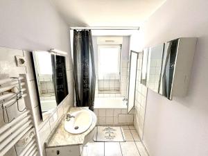 Koupelna v ubytování Maison rénovée, 2 chambres, climatisée, parking, animaux acceptés, Port-la-Nouvelle - FR-1-229C-101 + 5 fotografií