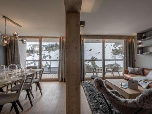 un soggiorno con tavolo e sedie e una sala da pranzo di Superbe appart 96m² - 8 pers - Centre station - Proche pistes - SPA, Wifi, Parking - FR-1-631-206 a Courchevel