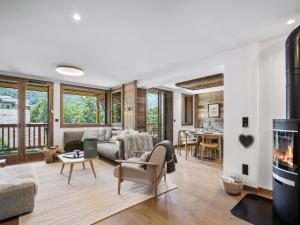 ein Wohnzimmer mit Couch und Kamin in der Unterkunft Appartement pieds des pistes pour 7 pers avec Wifi - Saint-Martin-de-Belleville - FR-1-570-62 in Saint-Martin-de-Belleville