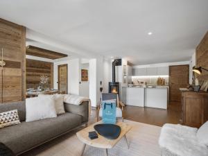 ein Wohnzimmer mit Couch und Küche in der Unterkunft Appartement pieds des pistes pour 7 pers avec Wifi - Saint-Martin-de-Belleville - FR-1-570-62 in Saint-Martin-de-Belleville