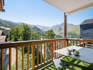 ein Balkon mit Tisch und Blick auf die Berge in der Unterkunft Appartement pieds des pistes pour 7 pers avec Wifi - Saint-Martin-de-Belleville - FR-1-570-62 in Saint-Martin-de-Belleville
