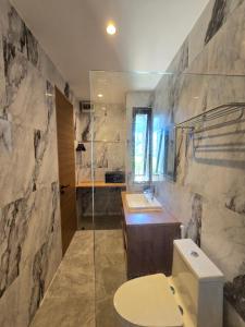 通萨拉Samutra Residences的带马桶和水槽的浴室