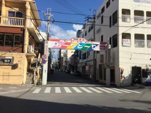 een straat met een straatbord in een stadsstraat bij Hotel Peace Land Ishigaki in Ishigaki Island