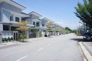 an empty street with a row of houses at Tranquil lake view retreat 思湖茶屋 in Ipoh