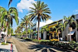 a street with palm trees in front of a building at Central LA Hub nearby Dodgers, Pasadena & Downtown in Los Angeles